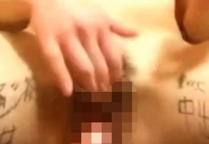 （無修正）内股になんか書いてあるｗ 更に朝にやってるアニメを見ながらというツッコミ所が尽きない配信ｗ