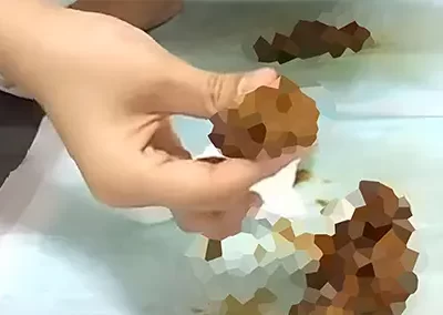 「臭いっ…うぇぇぇ～汚いぃぃぃ(≧∇≦)///」言葉とは裏腹に…ウンコを身体に塗り付けますｗ｜ライブチャット動画