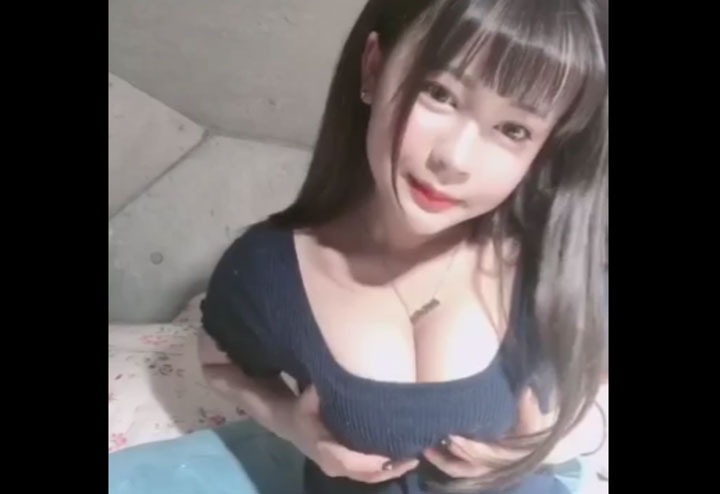 胸の谷間を見せつける美女