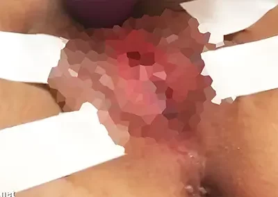 テープでマンコを開きっぱなしにしヒクヒク運動♡ マン汁を奥から押し出してくる有料ライブチャット動画