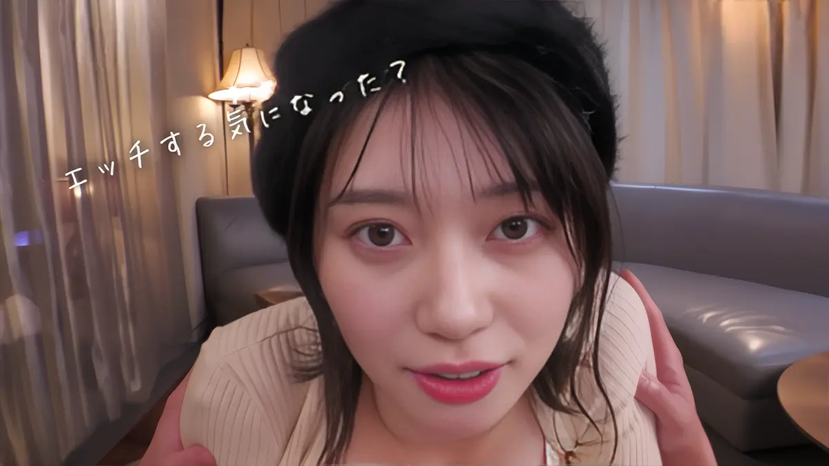 瀬戸環奈の顔アップ、ベレー帽をかぶり誘うような表情