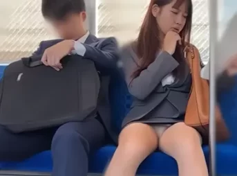 【若手OL】ベージュストッキングのパンチラが電車でエロすぎ