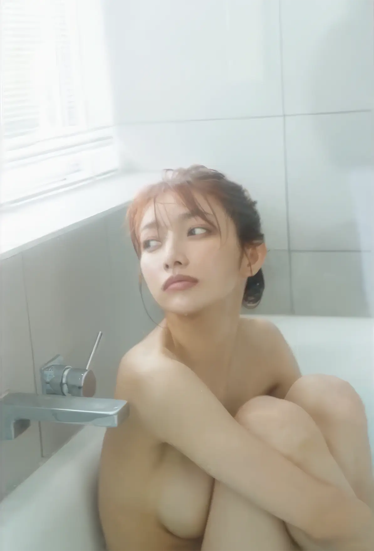 お風呂で体育座りする後藤真希（flos）