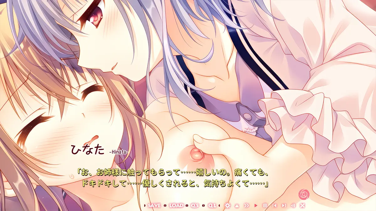 金髪のひなたの乳首を優しくつまむクローズアップ。両者とも頬を赤らめた表情で、寝室でのシーン