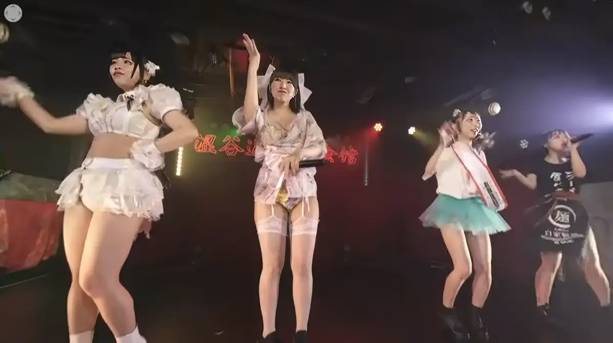 パンツ丸出しで歌う道玄坂69