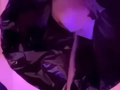 インスタライブで我慢の限界！極太おしっこビュルビュル炸裂する淫乱女