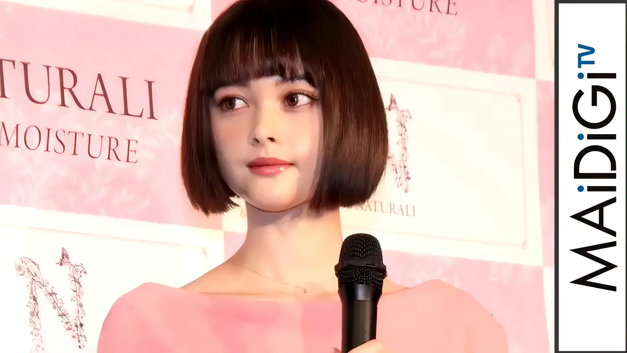 玉木ティナ ボブヘアでマイクを持つイベント写真